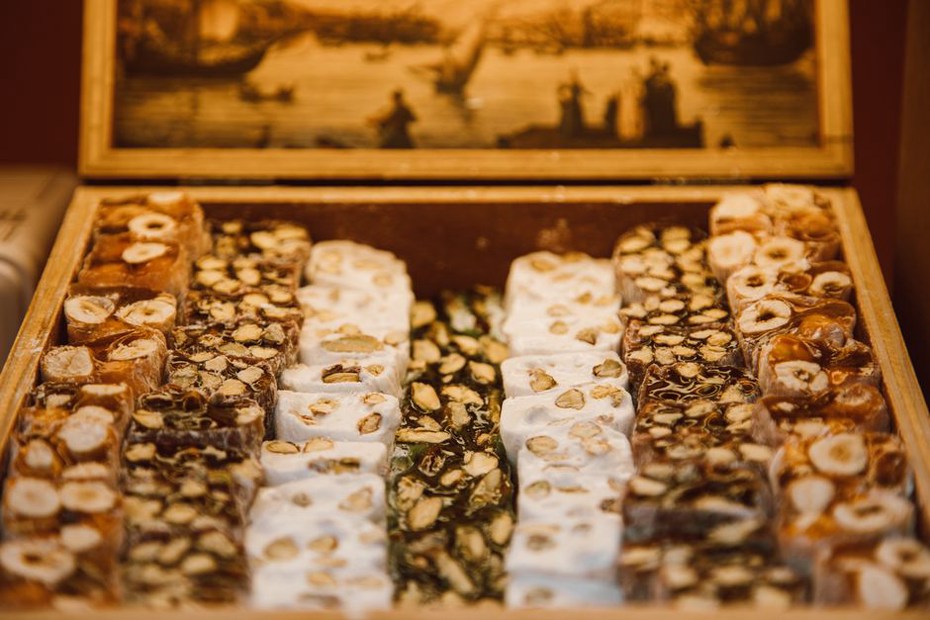 Fruits confits et nougat réunis dans une boîte