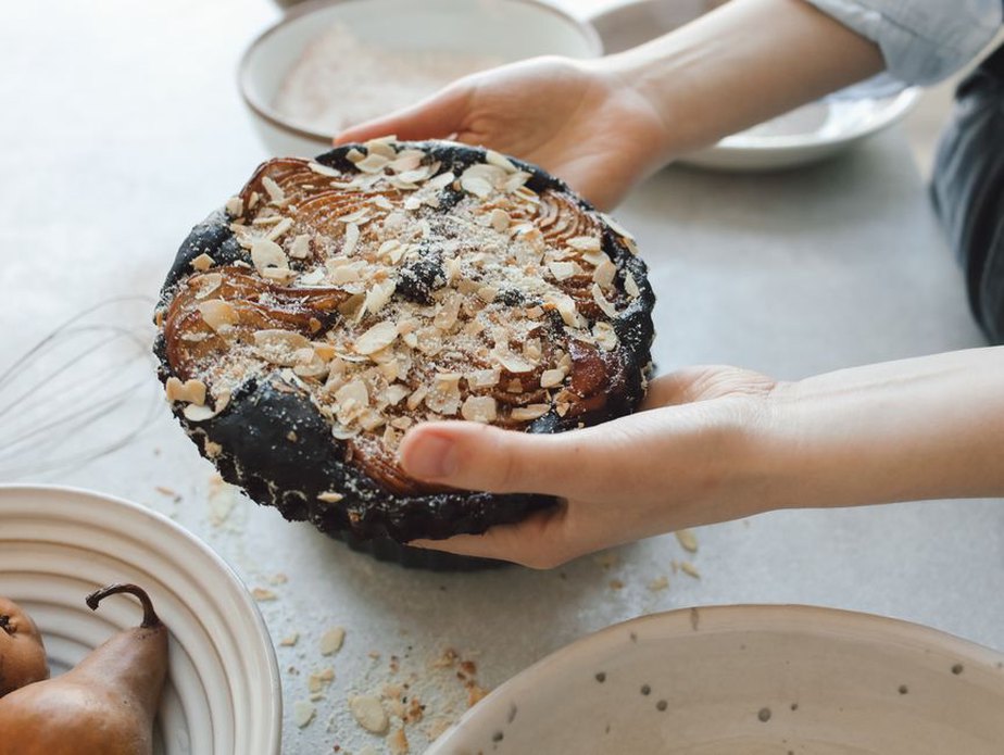 Des lamelles de poire disposées avant cuisson