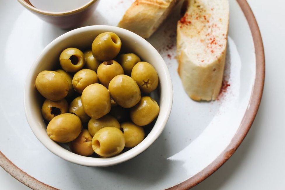 Olives noires servies avec du pain de campagne