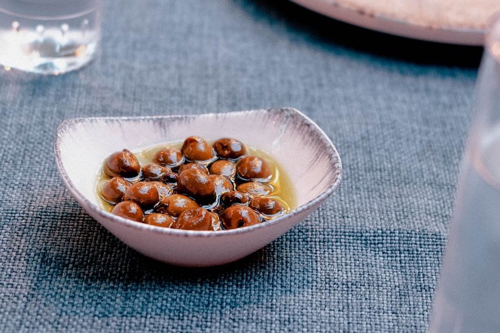 Des olives de Nyons servies dans deux coupelles