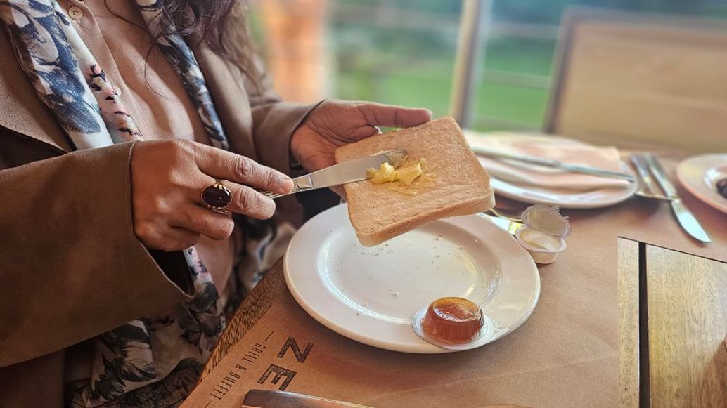 Beurre et confiture d’abricot sur une tartine tiède