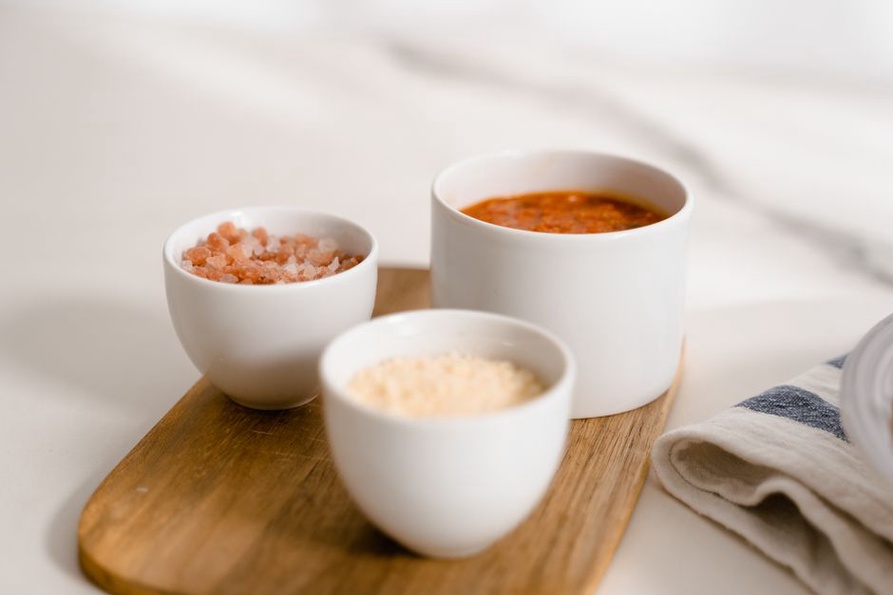 Plusieurs sels d’épices aux grains et couleurs variés