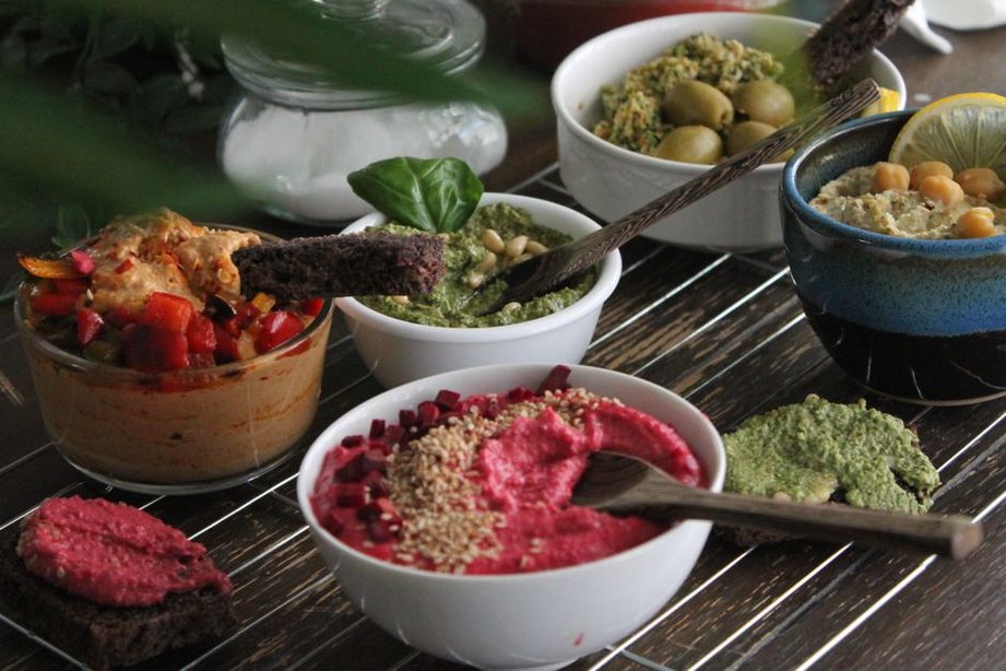 Trois tartinades colorées accompagnées de pain grillé