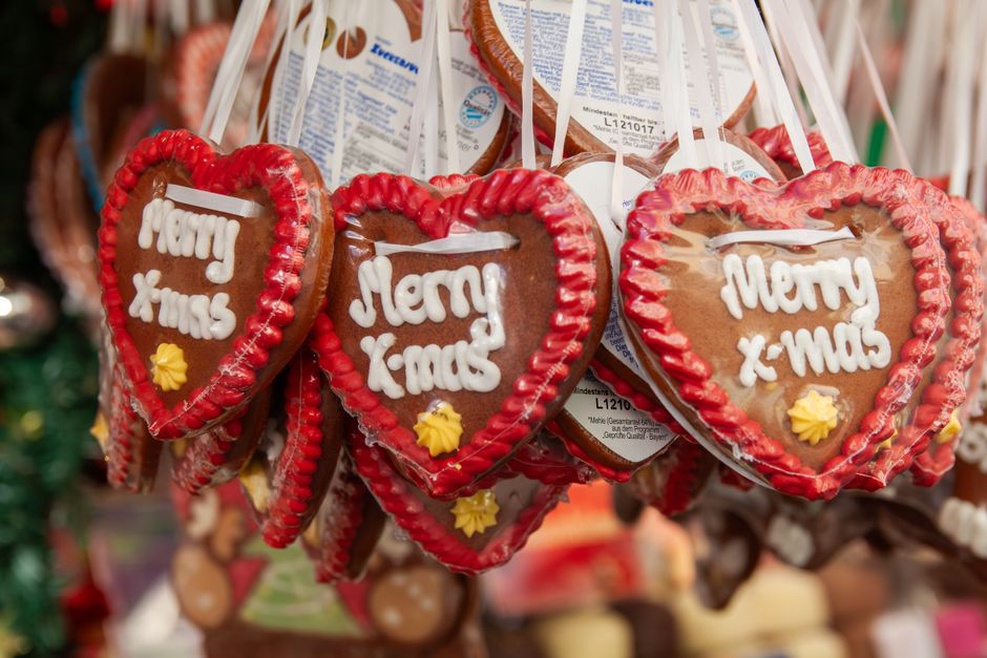 Cœurs en pain d’épices décorés pour les fêtes