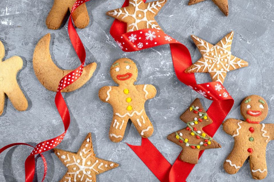 Biscuits et bocaux disposés dans un panier de Noël