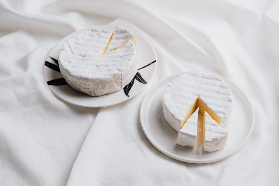 Croûtes fleuries et lavées sur des fromages coupés