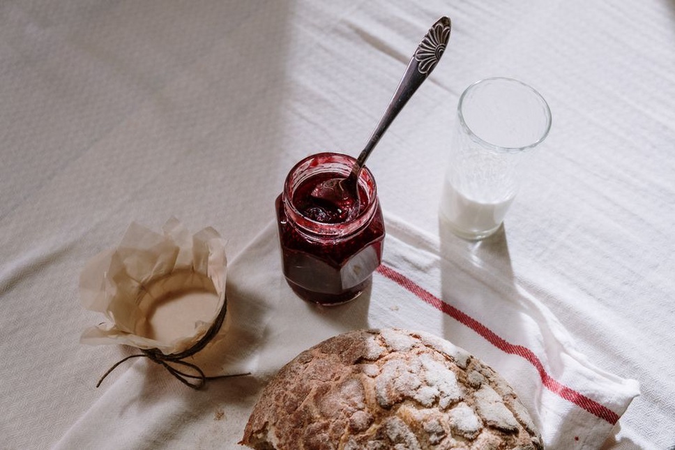 Un pot ouvert de confiture de lait ambrée