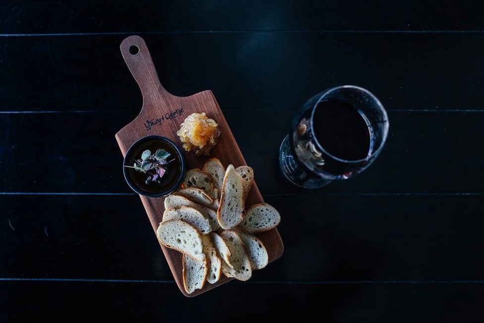 Chèvre servi avec pain et quartiers de poire