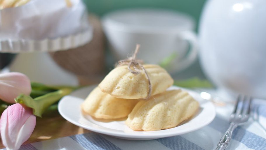 Une boîte de madeleines prête à être partagée