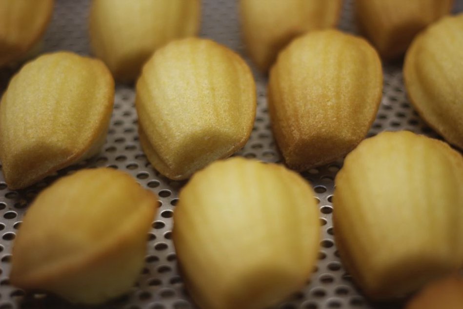 Madeleines dorées aux reliefs bien dessinés