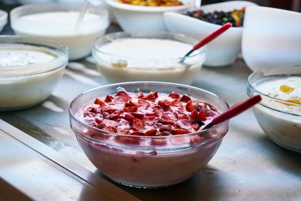 Des poires et une cuillerée de confiture de lait sur un yaourt