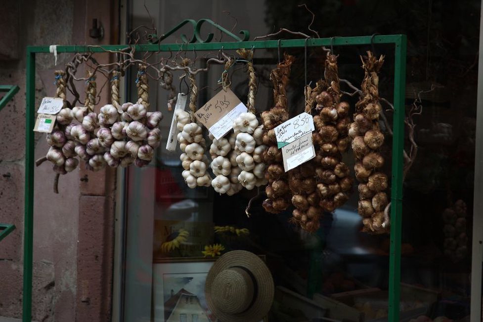 Manouille d’ail rose suspendue dans une cuisine