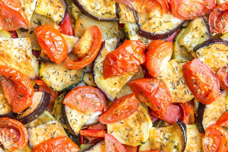 Quartiers d’aubergine et de courgette prêts à cuire