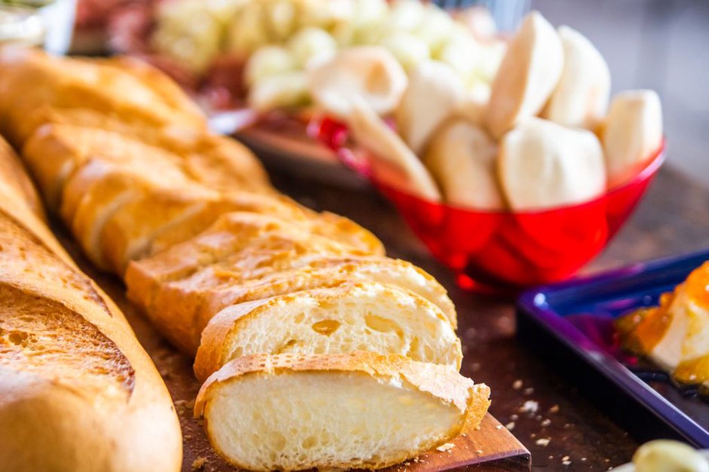 Tranches de pain de campagne près d’une baguette