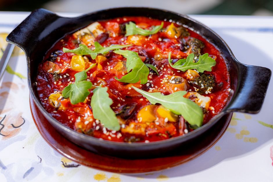 Tomates et poivrons attendris dans un plat en céramique