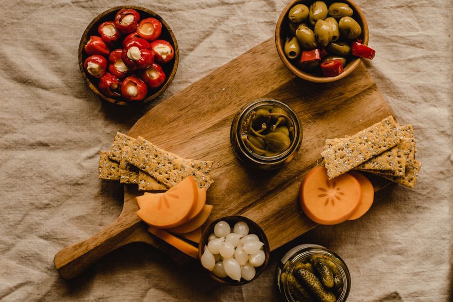 Dégustation de conserves salées avec pain et cornichons