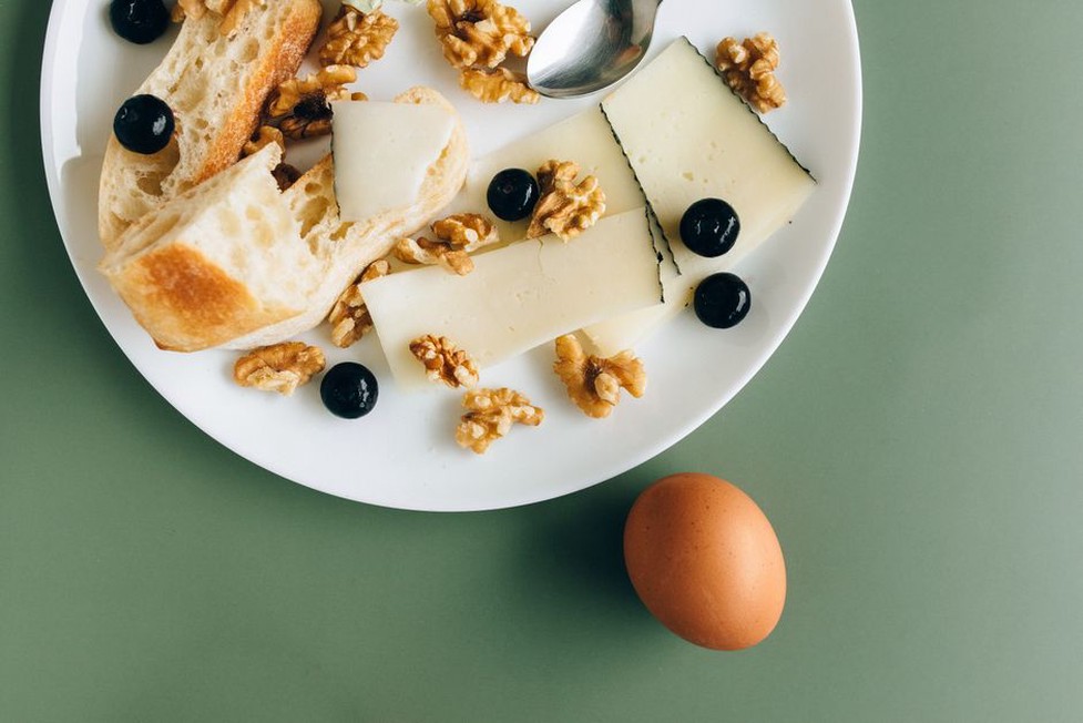 Brie, chèvre et croûte lavée servis avec du pain