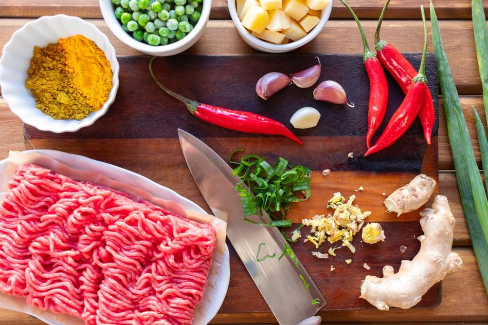 Riz au curcuma servi avec gingembre et piment